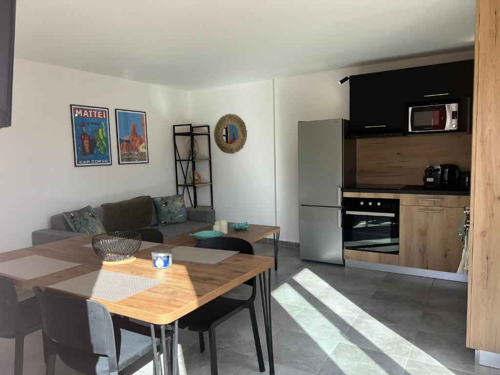 Kuchyňa alebo kuchynka v ubytovaní Résidence hôtelière les hameaux de saint cyprien appartement 35 M2 1 chambre