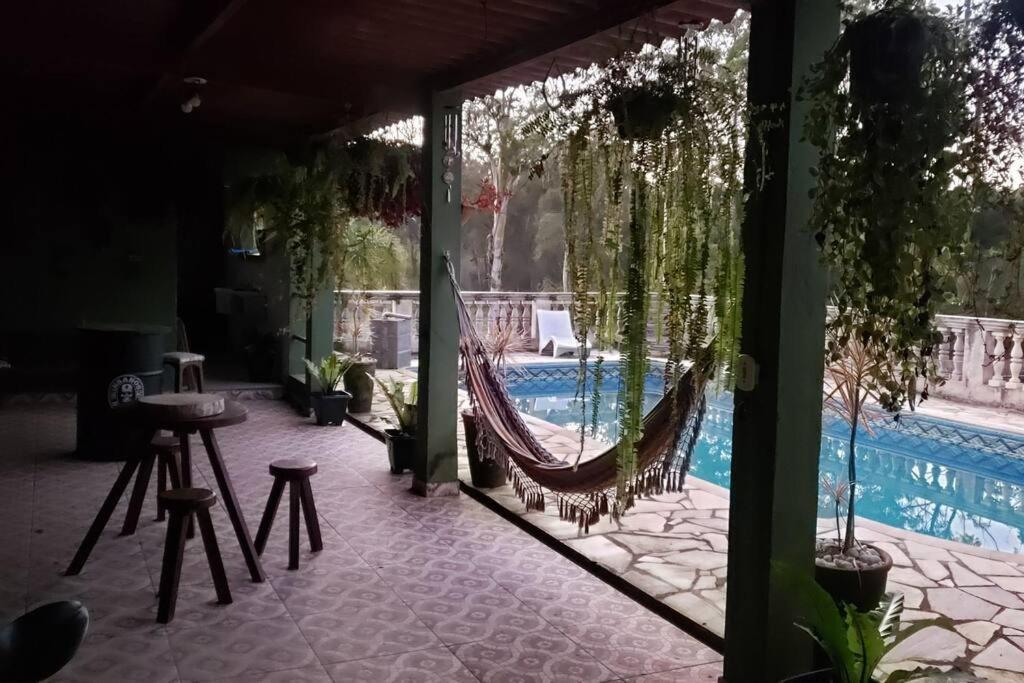 Bazén v ubytování Rancho Araman Chácara Ibiúna c/ piscina e lago nebo v jeho okolí