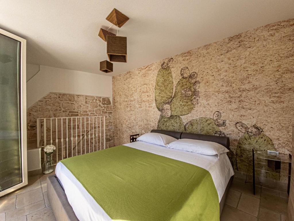 - une chambre avec un grand lit dans l'établissement Martine Dimore Storiche di Puglia, à Martina Franca