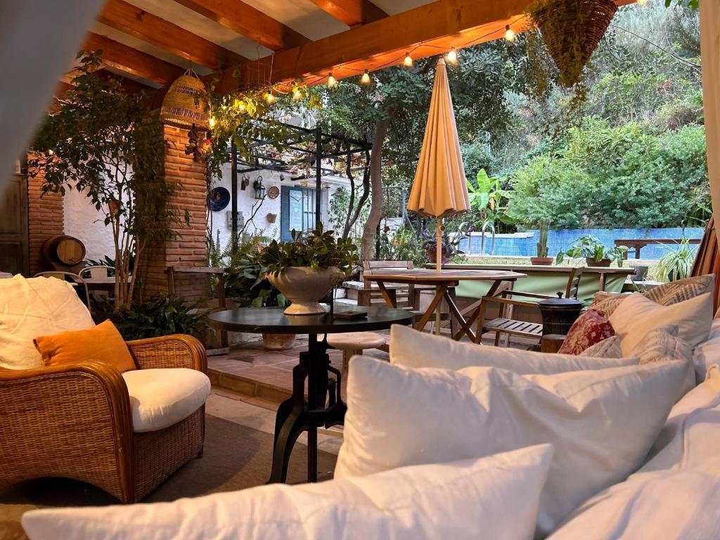 リンコン・デ・ラ・ビクトリアにあるAt Home in Malaga Stay & Solo Travellersのパティオ(ソファ、テーブル、テーブル、椅子付)