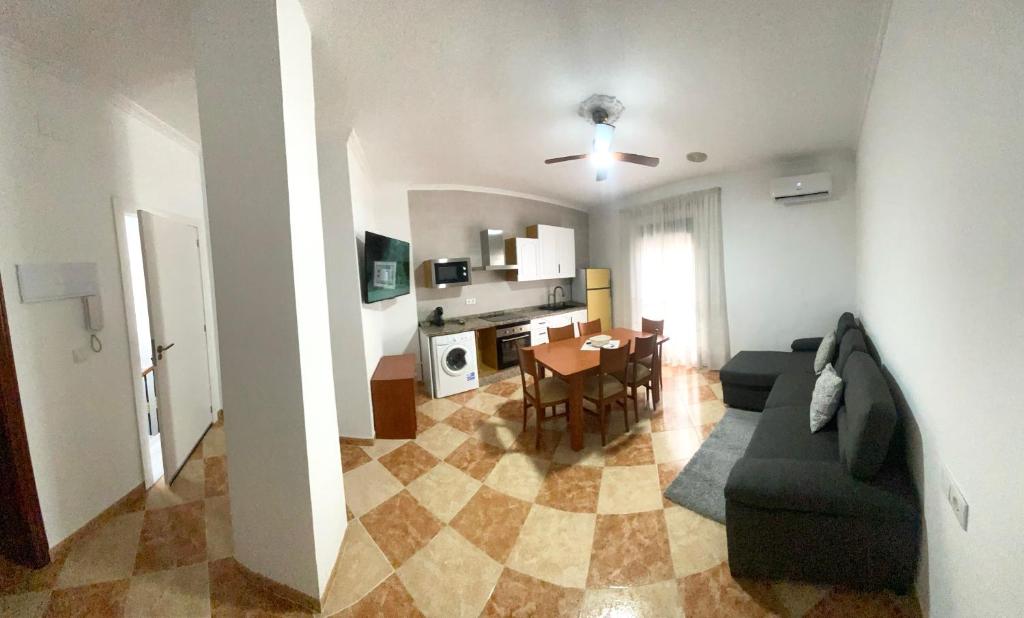 een woonkamer met een bank en een tafel bij Casa Cruz de Marbella in Luque