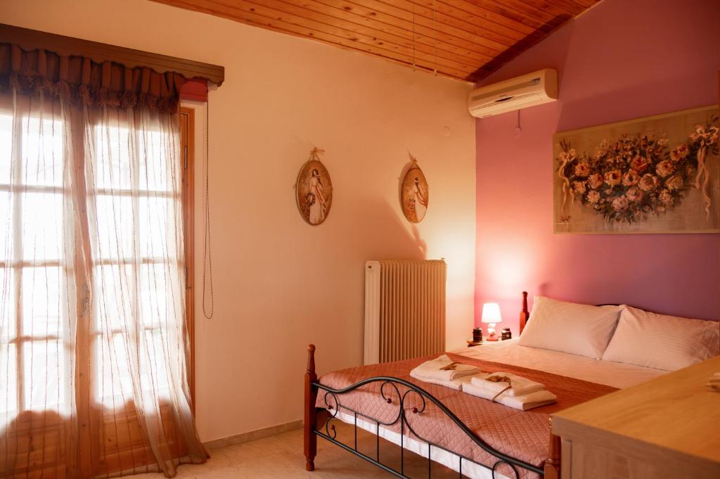 Postel nebo postele na pokoji v ubytování Konstantina's Suite