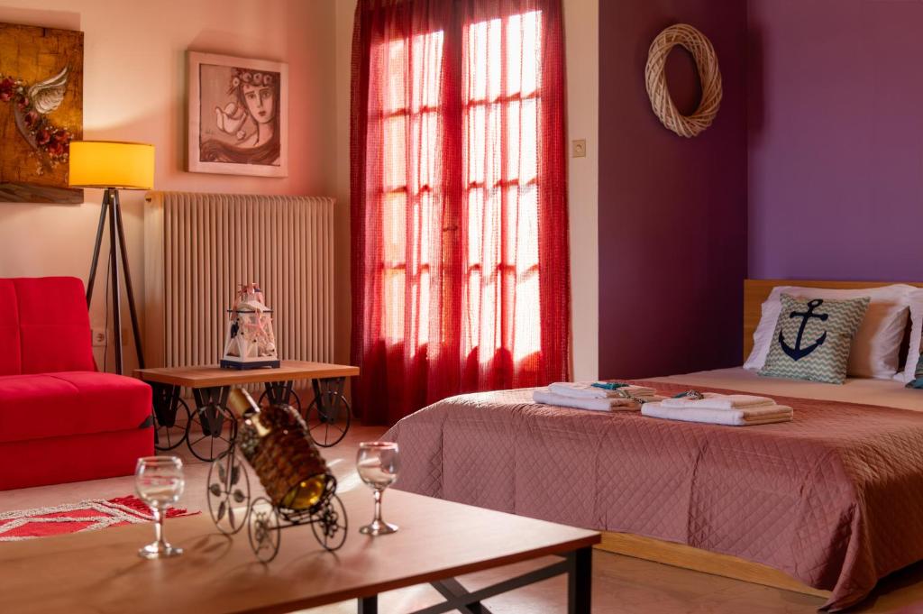 Postel nebo postele na pokoji v ubytování Konstantina's Suite