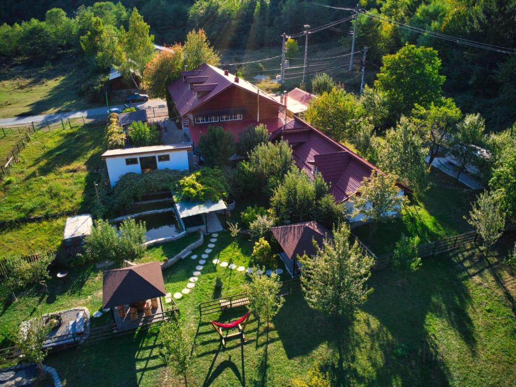 uma vista aérea de uma casa com um quintal em Story House Place 