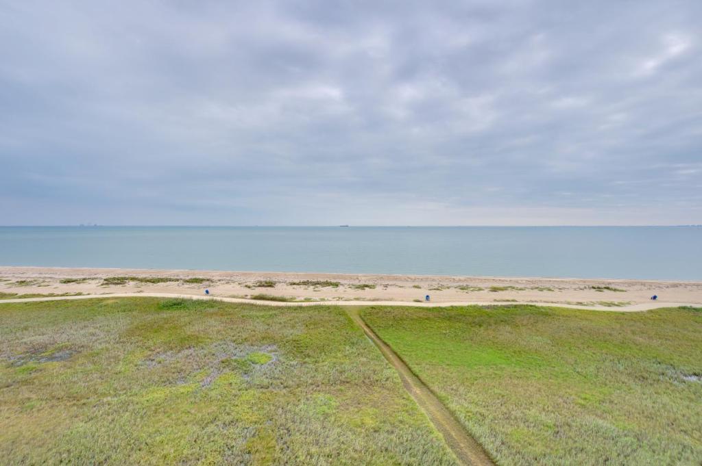 Beachy Corpus Christi Condo Walk to Oceanfront, Corpus Christi