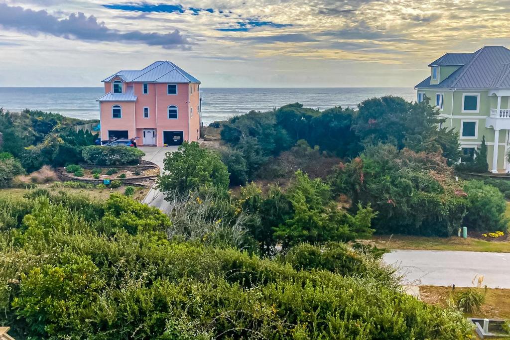 uma casa numa colina junto ao oceano em Mystic Heights em Emerald Isle