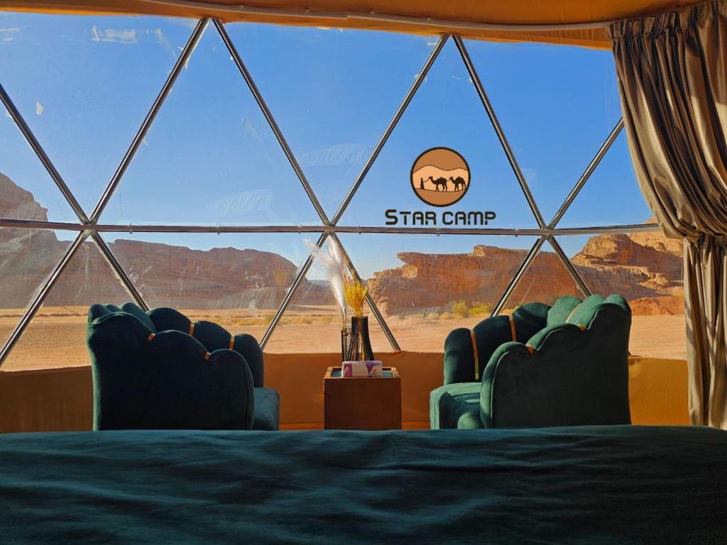 En generel udsigt til bjerge eller udsigt til bjerge taget fra campingpladsen