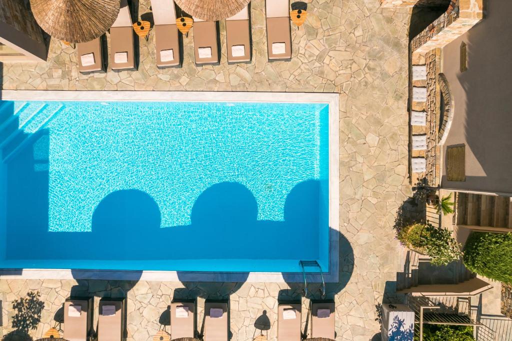 Bazén v ubytování Paramithenio Village Beach Resort & Spa nebo v jeho okolí