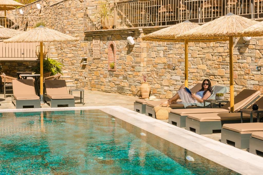 Bazén v ubytování Paramithenio Village Beach Resort & Spa nebo v jeho okolí
