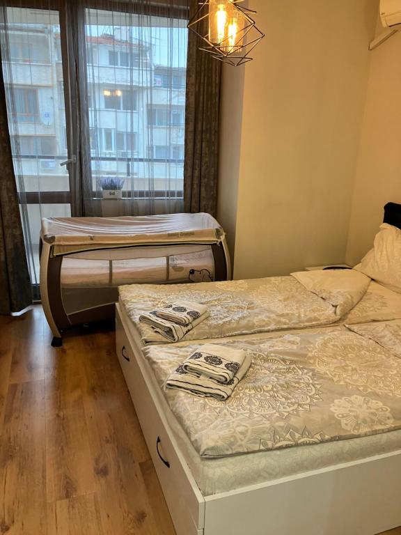 Postel nebo postele na pokoji v ubytování Joy Apartment Burgas center free parking