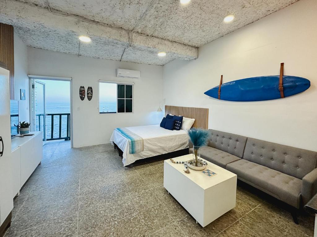 - une chambre avec un lit et un canapé dans l'établissement Oceanfront Oasis: Unparalleled Views, Unforgettable Stays, à La Libertad