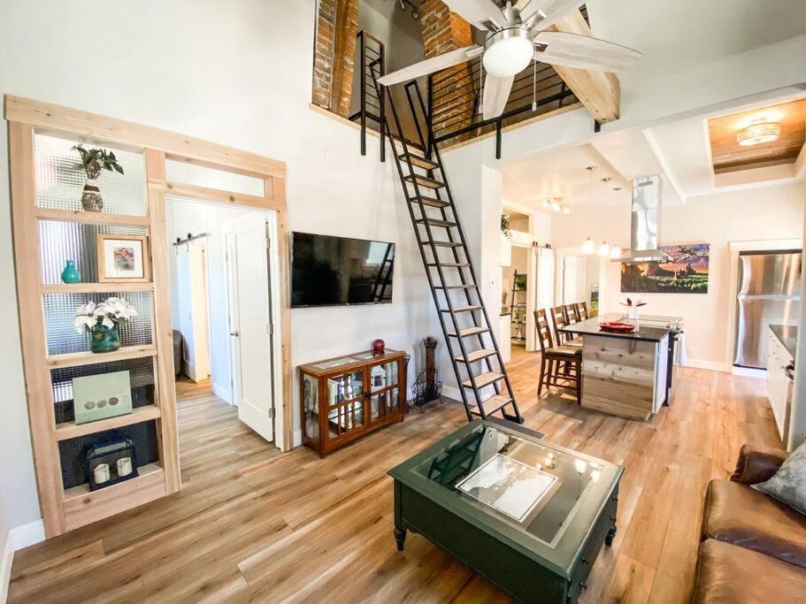uma sala de estar com uma escada e um quarto com uma mesa em Custom Dream home, loft/porch, trendy neighborhood em Colorado Springs