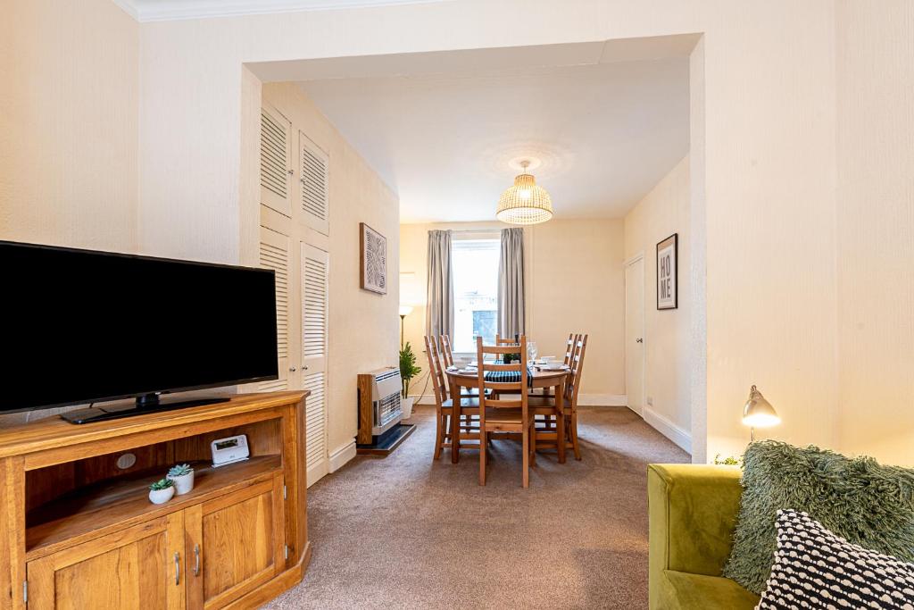 TV a/nebo společenská místnost v ubytování 2 bed, up to 6 guests near Chester City Centre