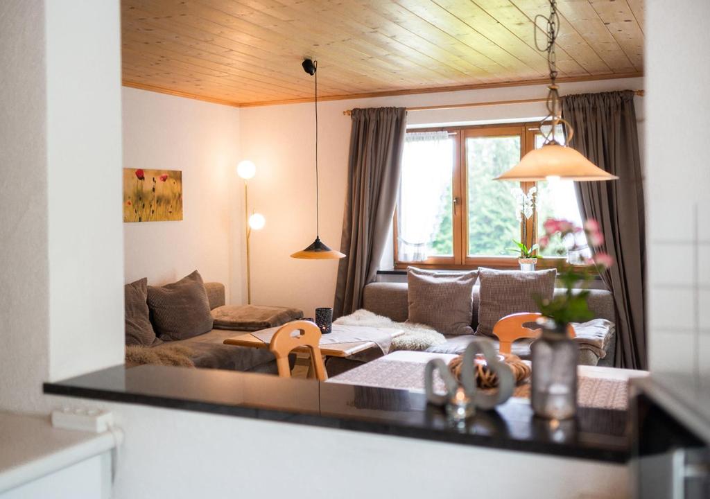een woonkamer met een bank en een tafel bij Ferienwohnung Jochum-Pfeiffer in Riezlern