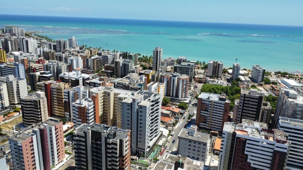 una vista aérea de una ciudad con edificios y el océano en Studio Design APT 401 Novo na Ponta Verde, en Maceió