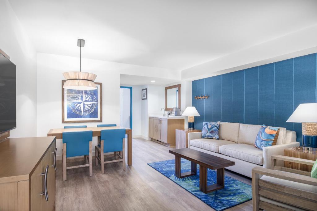 Margaritaville Resort Lake Tahoe - One King Bed Suite, Mountain View, 510 M².Ft.