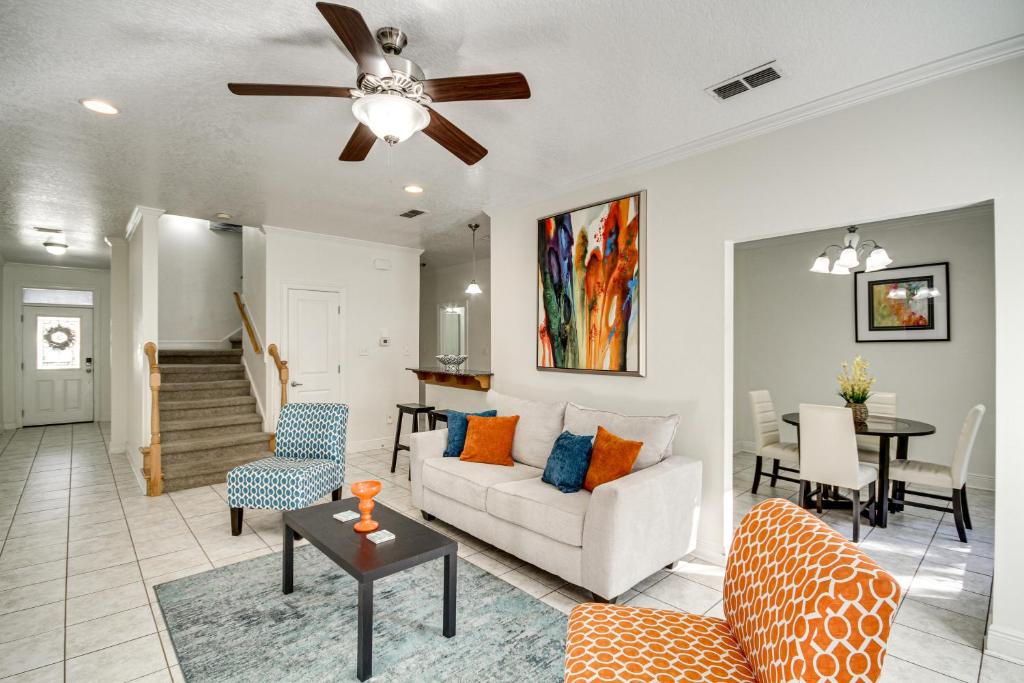 un salon avec un canapé et un ventilateur de plafond dans l'établissement Ideally Located Gulfport Condo Less Than 1 Mi to Beach!, à Gulfport