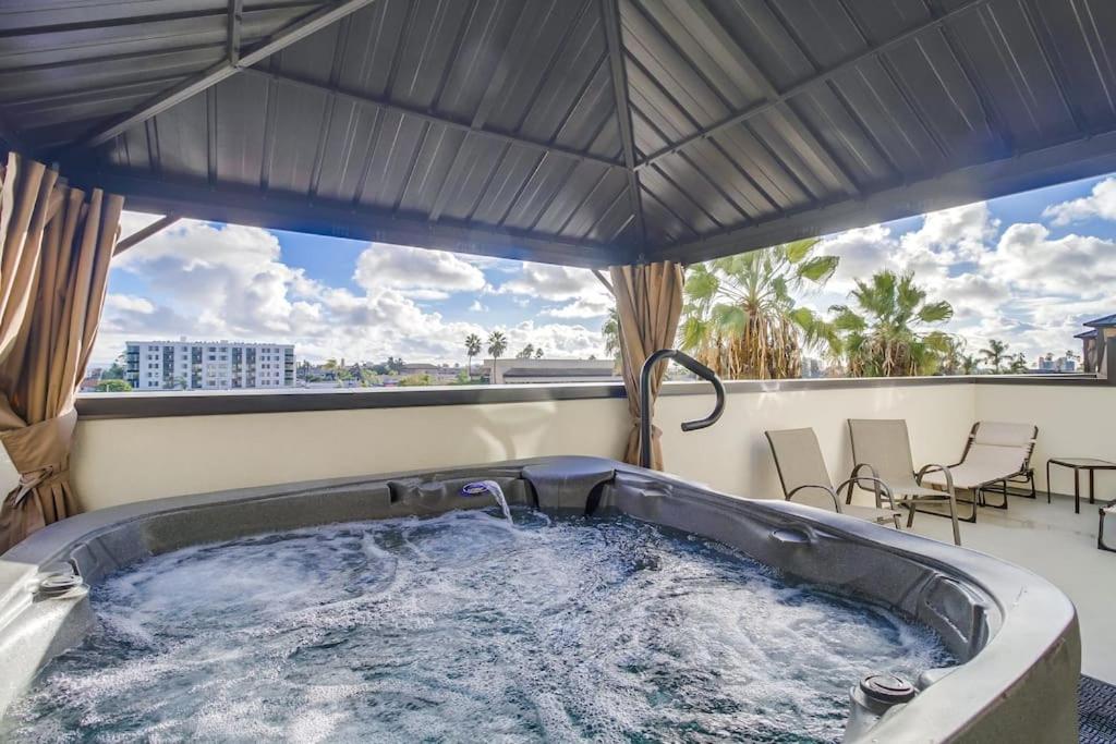 bañera de hidromasaje en el balcón con vistas en Park Blvd Paradise 301 ADA compliant with a Spa en San Diego