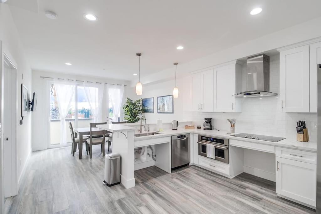 Park Blvd Paradise 301 ADA مطابق با اسپا, آژانس هواپیمایی آسمان سپید