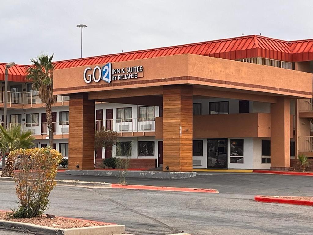 un edificio con un cartel de "Go Knight Business" en él en GO2 Inn & Suites by Relianse en El Paso