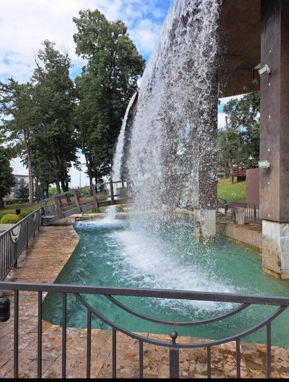 una fuente en un parque con agua disparando al aire en Apartman Radmila en Jagodina