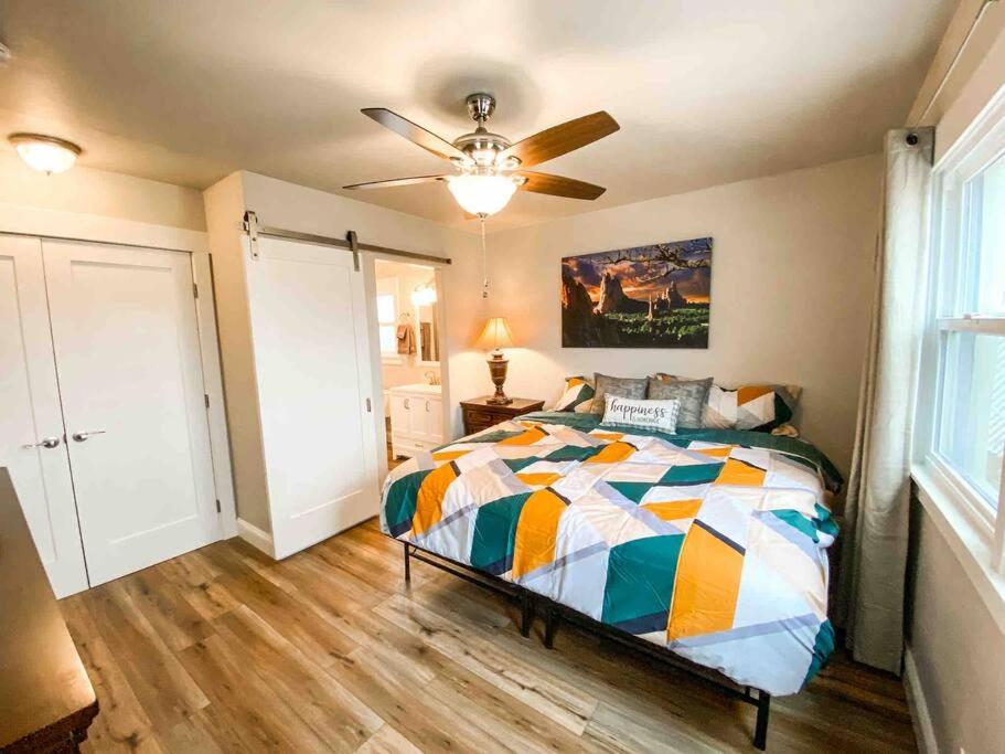 um quarto com uma cama e uma ventoinha de tecto em Adorable Guest Suite Central/trendy neighborhood em Colorado Springs