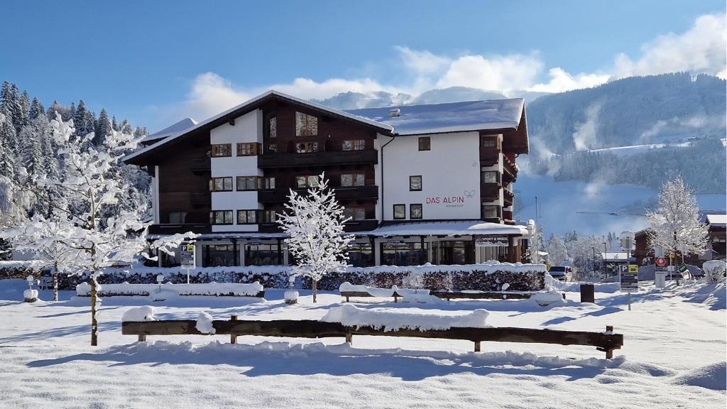 シェッファウ・アム・ヴィルデン・カイザーにあるDas Alpin - Hotel Garni Guesthouseの雪に覆われた木々の大きな建物