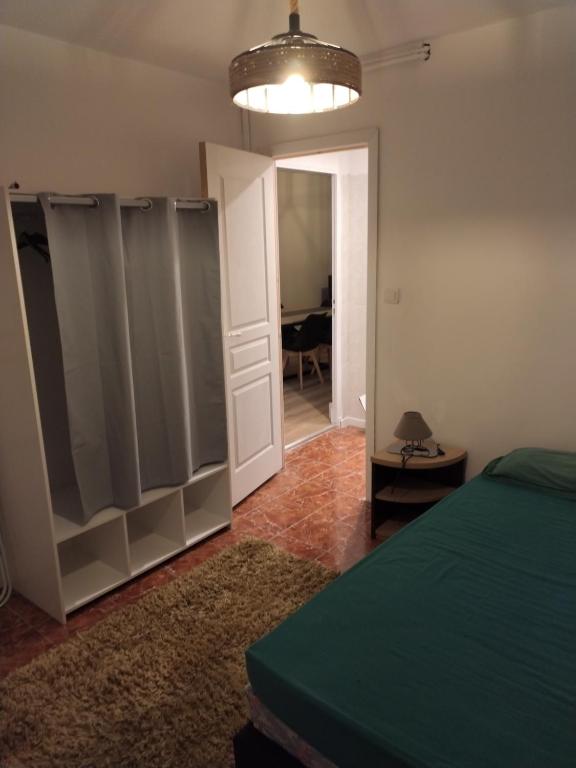 Cama ou camas em um quarto em T4 Prado v&eacute;lodrome plage 3 chambres