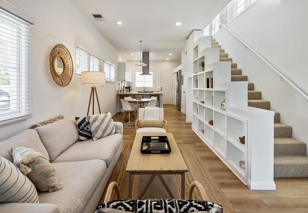 ein Wohnzimmer mit einer Couch und einer Treppe in der Unterkunft Exclusive 2BD 3BA with Balcony in Los Angeles
