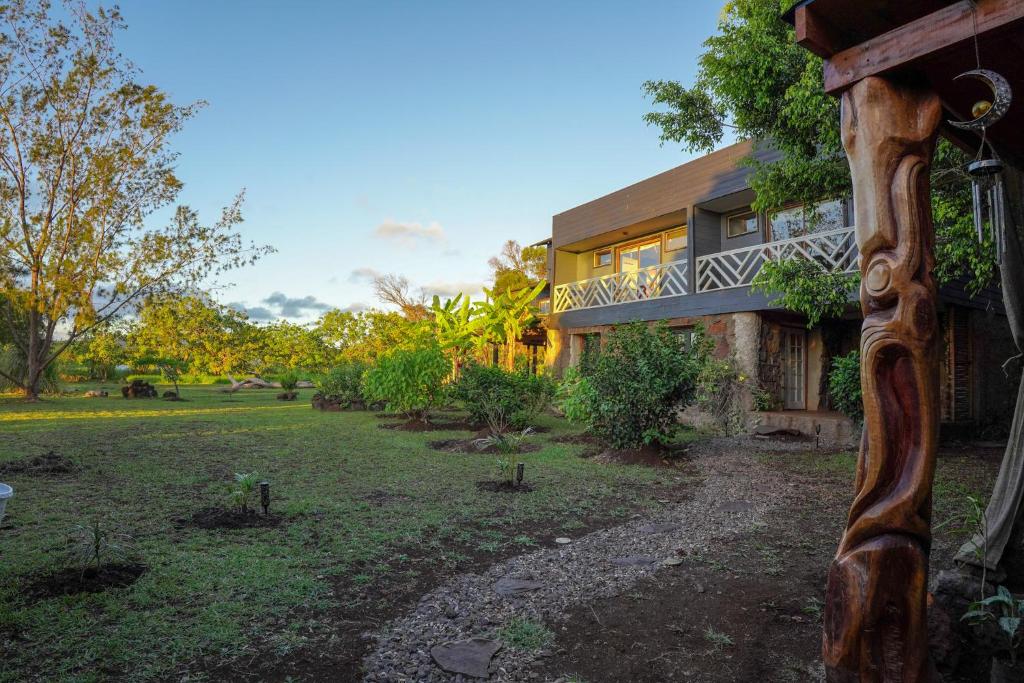 Un jardín fuera de Hotel Uka Mana