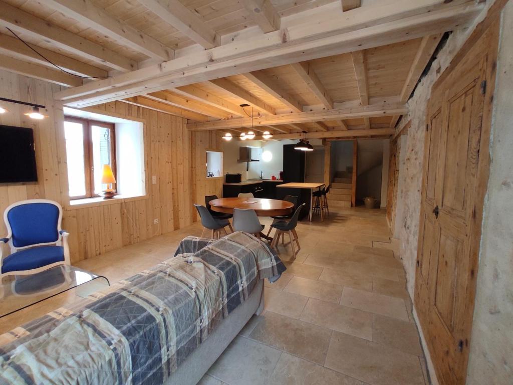 een woonkamer met een bank en een tafel en stoelen bij Appartement Autrans-Méaudre en Vercors-Autrans, 4 pièces, 6 personnes - FR-1-737-79 in Autrans