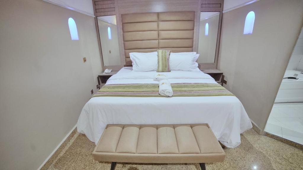 Postel nebo postele na pokoji v ubytování Ikeja Airport View