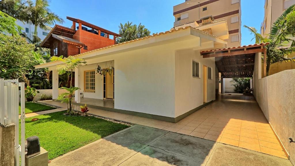 a view of a house with a courtyard at #018 Casa 2 minutos a pé da Praia de Palmas in Governador Celso Ramos