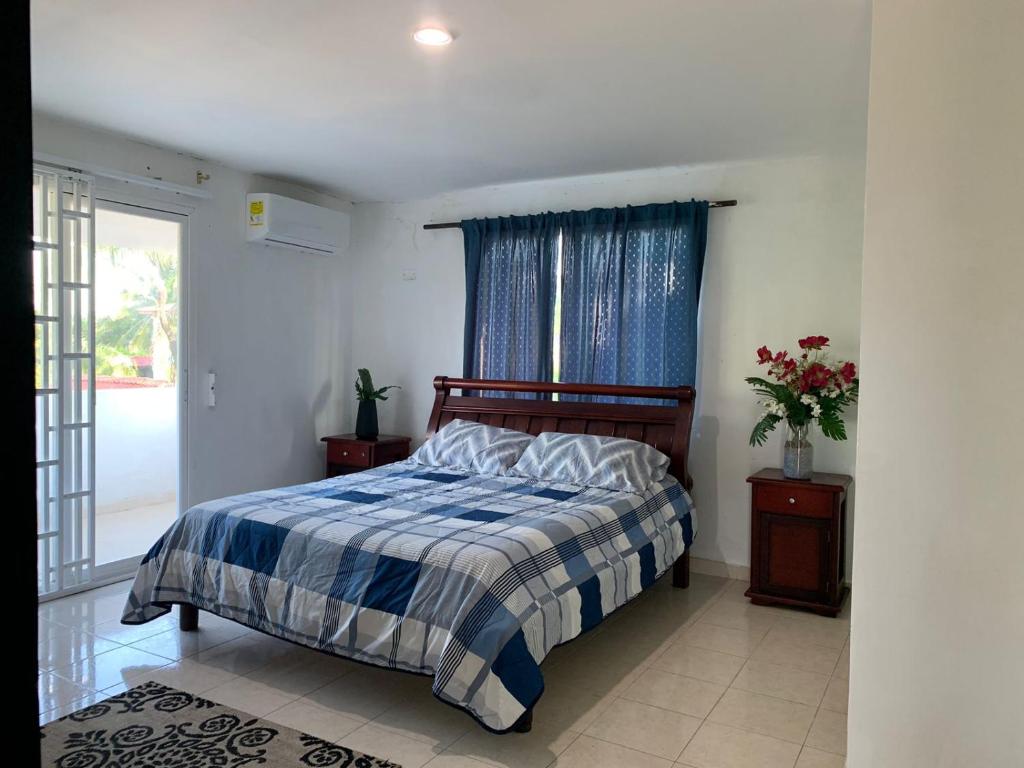 - une chambre dotée d'un lit avec une couverture bleue et blanche dans l'établissement Casa hostal Rochymar, 