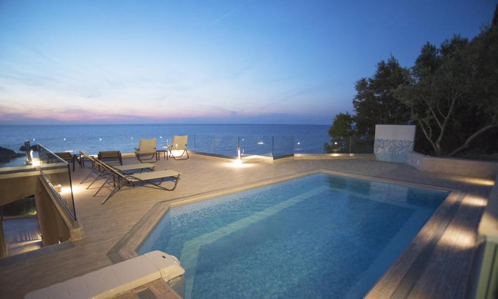 アギオス・ニキータスにあるThe Ionian Viewの海の景色を望むデッキのスイミングプール