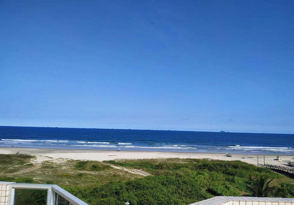 een uitzicht op een strand met de oceaan bij Apartamento de cobertura na beira mar e de frente para o mar. Vista maravilhosa. in Pontal do Paraná