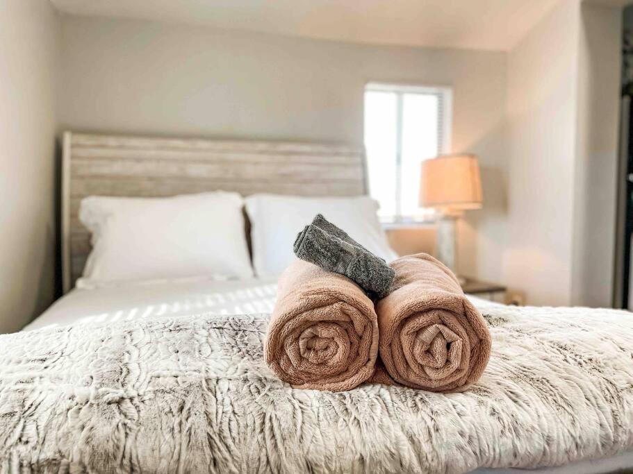 ein Bett mit zwei gewalzten Handtüchern darüber in der Unterkunft New 1BR Apartment in Heart of Downtown Pueblo! in Pueblo