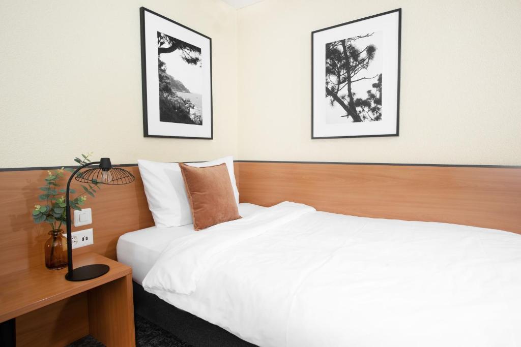 Postel nebo postele na pokoji v ubytování HOTEL ENGEL LIESTAL - Business & Lifestyle