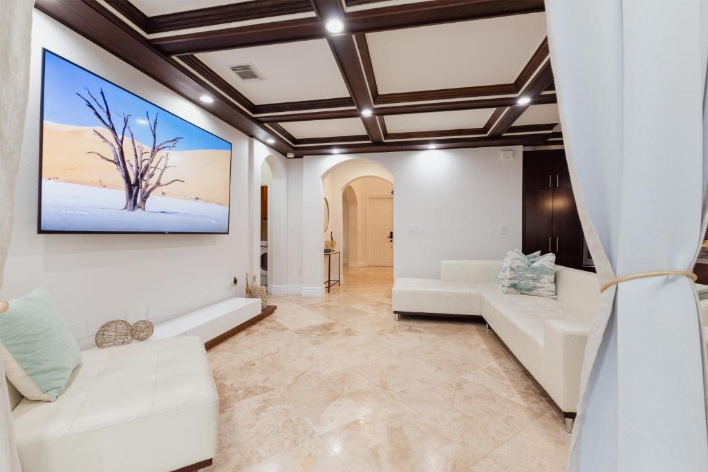 Ein Sitzbereich in der Unterkunft Miami Getaway Heated Pool Villa with Mini Golf &amp; BBQ