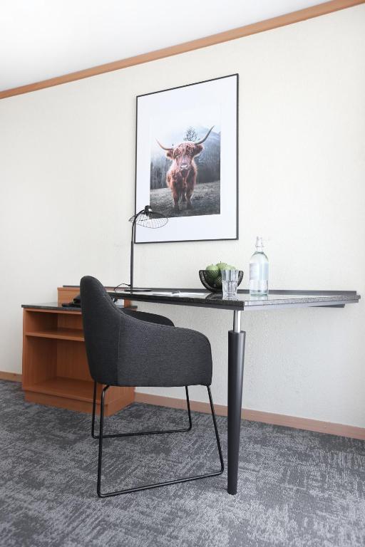 TV a/nebo společenská místnost v ubytování HOTEL ENGEL LIESTAL - Business & Lifestyle