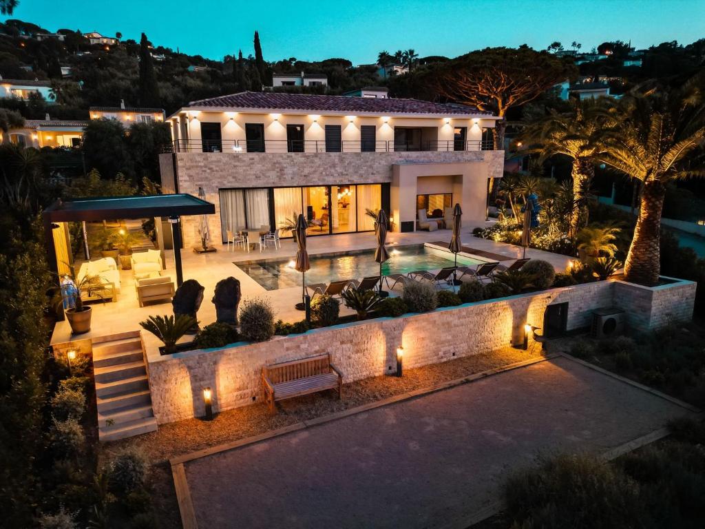 une vue aérienne d'une maison avec piscine la nuit dans l'établissement Villa Paja, à Saint-Tropez