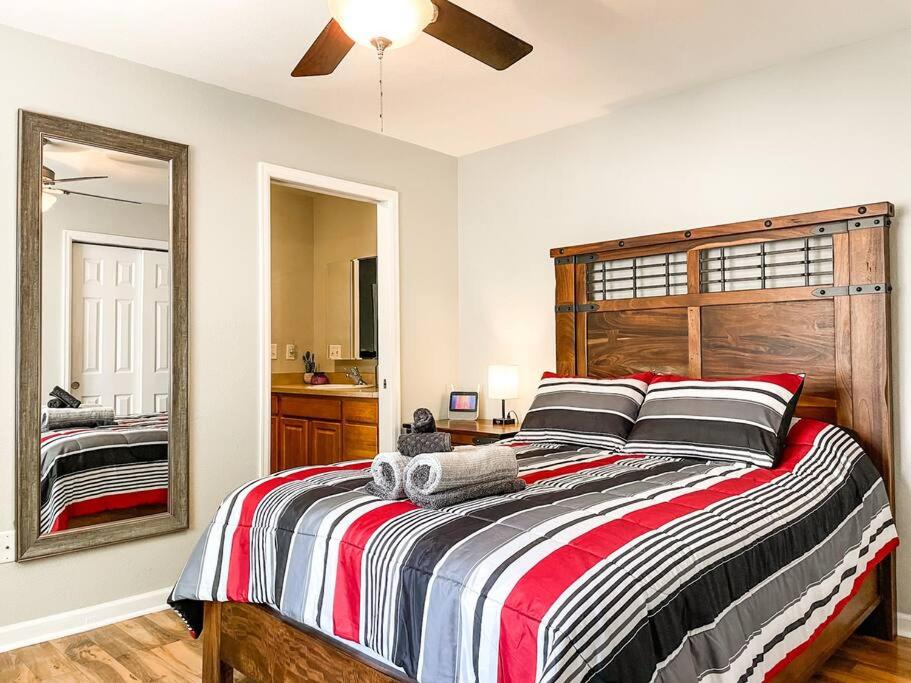um quarto com uma cama grande e um espelho em New Bungalow! / Central Location Near Fairgrounds em Pueblo