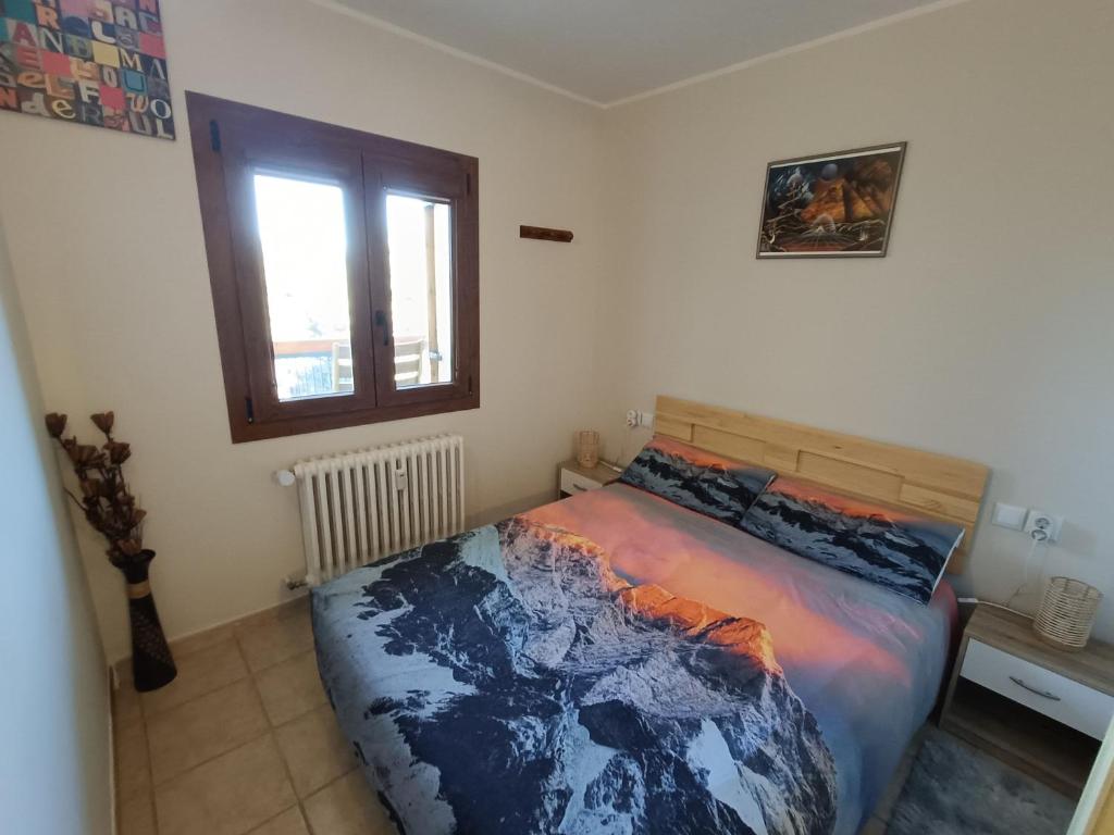 - une chambre avec un lit et une fenêtre dans l'établissement La Molina - acogedor apartamento cerca de las pistas de esquí, à La Molina