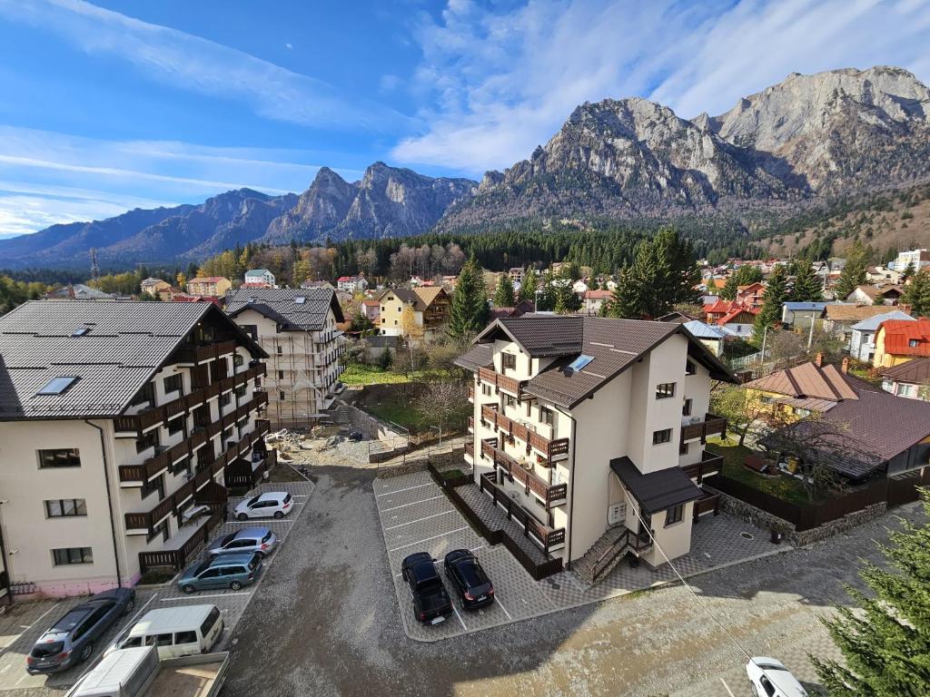 una vista aérea de una ciudad con montañas en el fondo en Snow Apartament en Buşteni