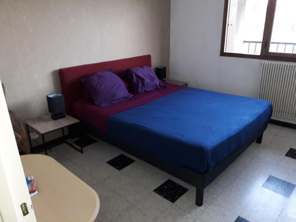 Cama ou camas em um quarto em Chambre B2 dans un appartement en colocation