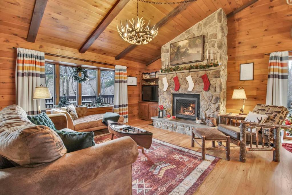 WaterFront Cabin on Tunkhannock Creek - Housity