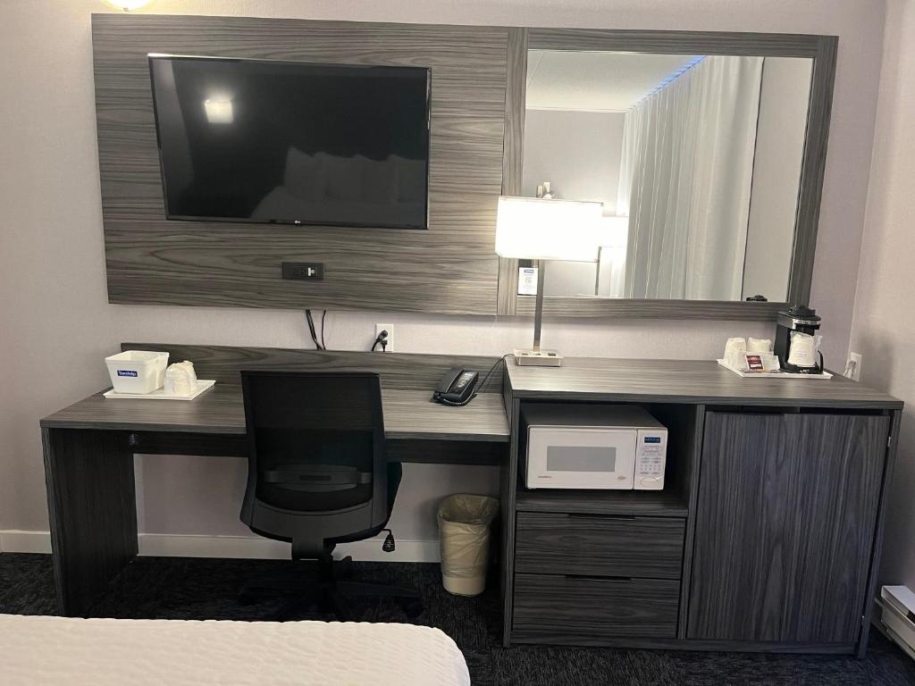 Travelodge by Wyndham Ottawa East - Resim 41