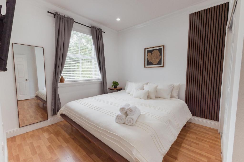 Ein Bett oder Betten in einem Zimmer der Unterkunft Miami Getaway Heated Pool Villa with Mini Golf &amp; BBQ