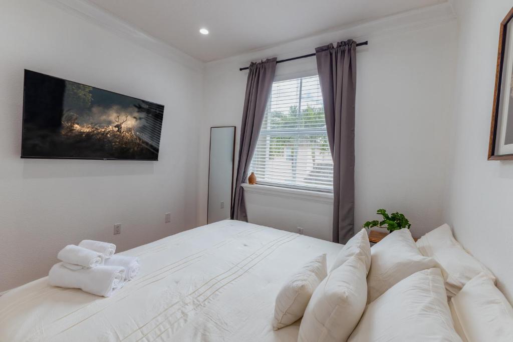 Ein Bett oder Betten in einem Zimmer der Unterkunft Miami Getaway Heated Pool Villa with Mini Golf &amp; BBQ