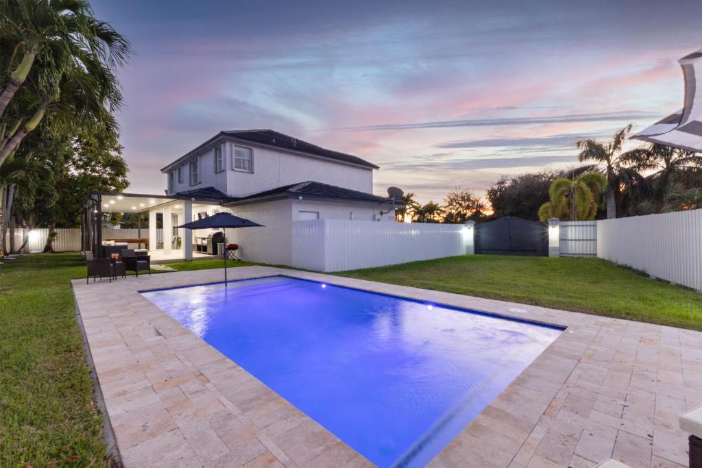 Der Swimmingpool an oder in der Nähe von Miami Getaway Heated Pool Villa with Mini Golf &amp; BBQ